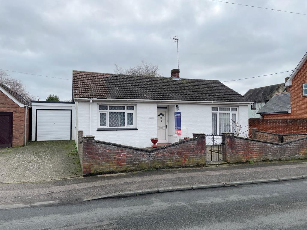 Lot: 91 - DETACHED BUNGALOW IN RIVERSIDE TOWN FOR IMPROVEMENT - Front of the bungalow on Riverside Road, Burnham on Crouch